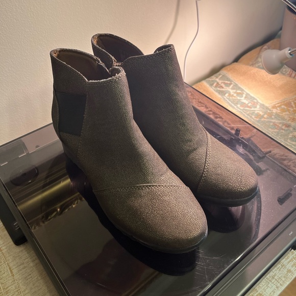 *EUC* Clark's Cloudsteppers Light Gold Booties - Picture 2 of 6